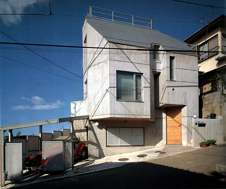 住宅設計事務所　建築家の設計する　狭小　変形　傾斜の敷地に建つ住宅　神奈川県